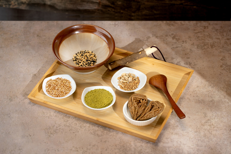 福爾摩沙茶館的客家擂茶體驗組，包含芝麻、花生、茶葉與玄米等材料，搭配傳統擂缽與木杵，是臺灣客家茶文化館必試的經典茶文化體驗