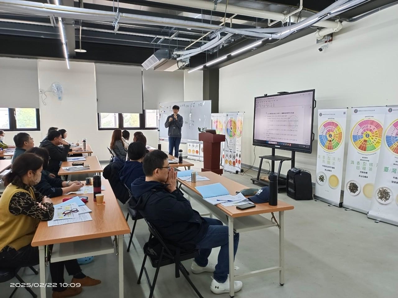 2025年臺灣客家茶文化館丙級製茶課程講師講解茶葉理論與品評方法，學員專心聆聽與筆記。