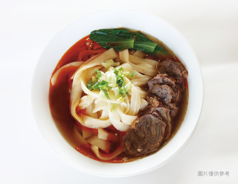 瓦立特餐廳招牌青花椒腱心牛肉麵，寬麵條搭配入味牛腱心與香辣湯頭，桃園龍潭家庭旅遊與親子餐飲推薦，台灣客家茶文化館在地特色美食