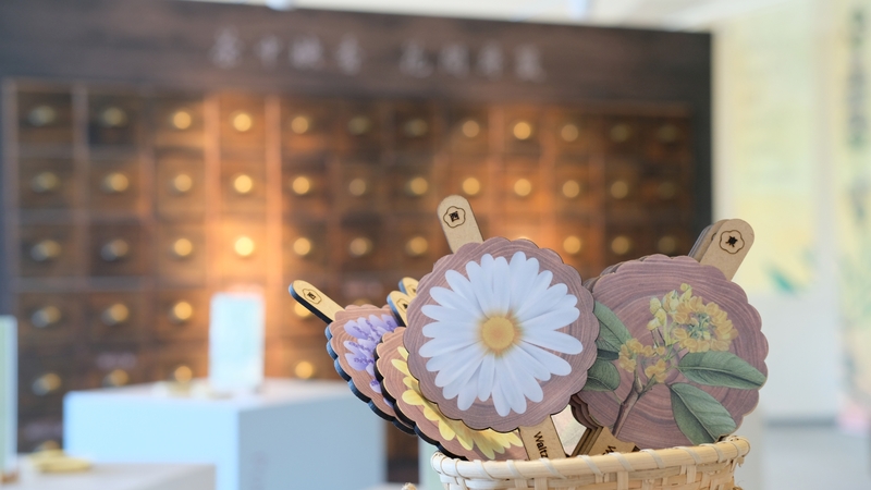 臺灣客家茶文化館『花與茶圓舞曲』展區中的西方花茶展示區，畫面為籃中花籤詩道具，可抽取詩籤體驗茶與花語的互動趣味