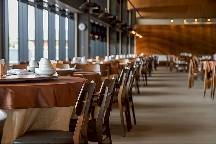 桃園龍潭客茶樓用餐空間寬敞舒適，適合家庭聚餐與三代同堂聚會，提供多人圓桌合菜服務