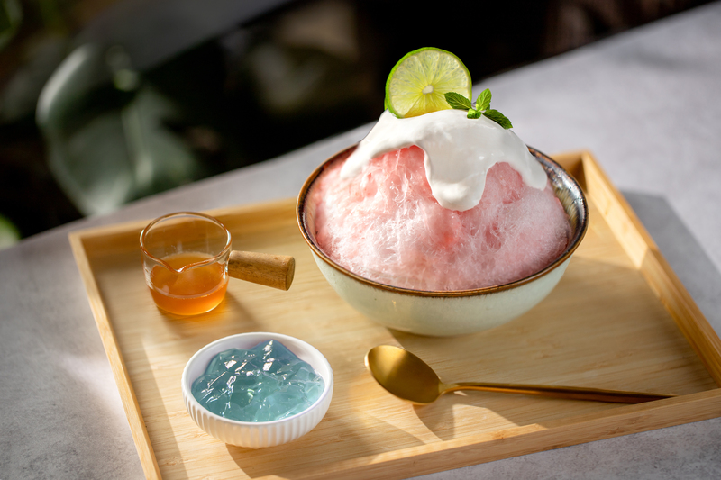 「臺灣客家茶文化館的芭樂冰酥，粉嫩色系搭配奶霜與薄荷葉，清涼爽口又吸睛，是夏日人氣打卡甜品