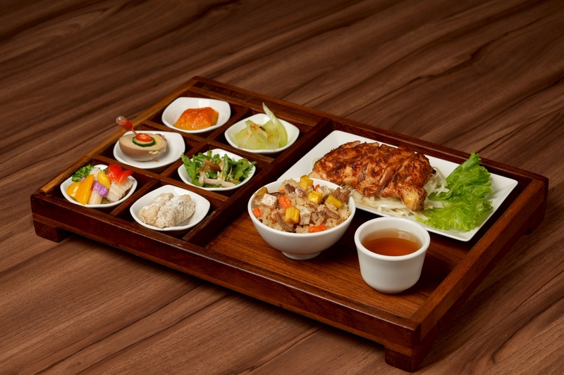 客茶樓推出的坦都里烤雞是搭配印度風味的經典品項之一，辛香辣的風味深得民眾喜歡，是客茶館必吃的餐點之一。