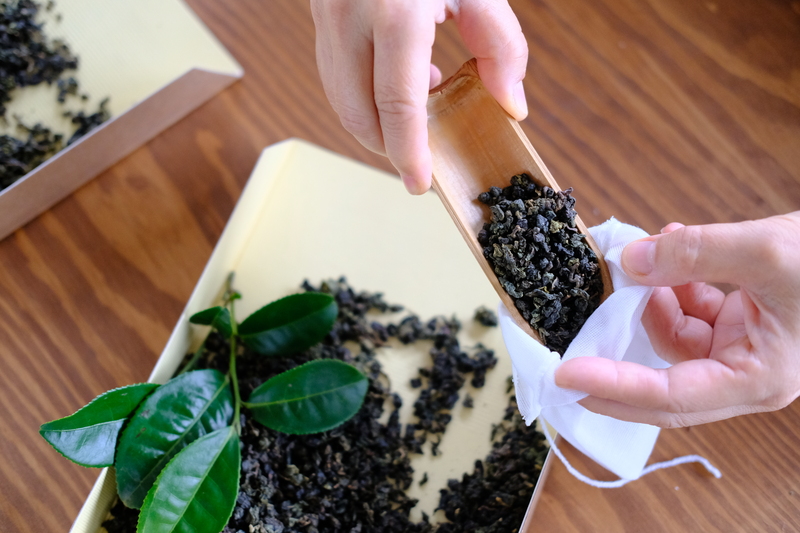 臺灣客家茶文化館內的茶球體驗，體驗者將凍頂烏龍茶放入布包內，感受烏龍茶的茶香。此體驗可使用文化幣折抵體驗。