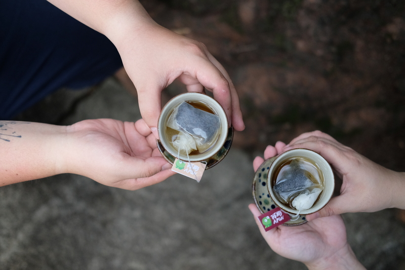 茶包DIY完成後現泡享用，親手製作的專屬茶包散發濃郁茶香，體驗客家茶文化