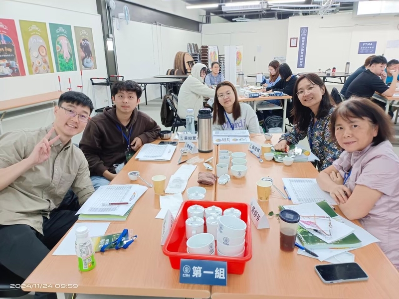 茶葉感官品評初級班學員進行小組學習與討論,於教室中共同完成品評記錄與感官辨識練習。