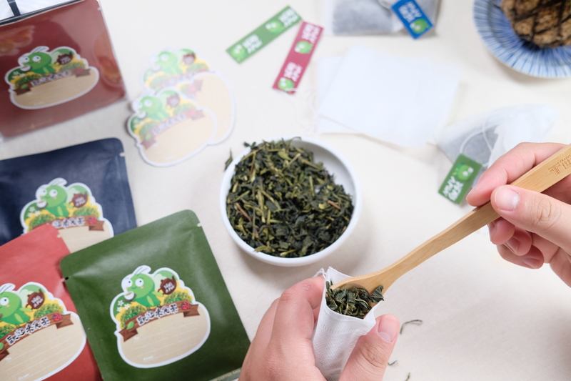 茶包DIY體驗，學員將茶葉裝入茶包袋中，體驗客家茶文化的手作樂趣