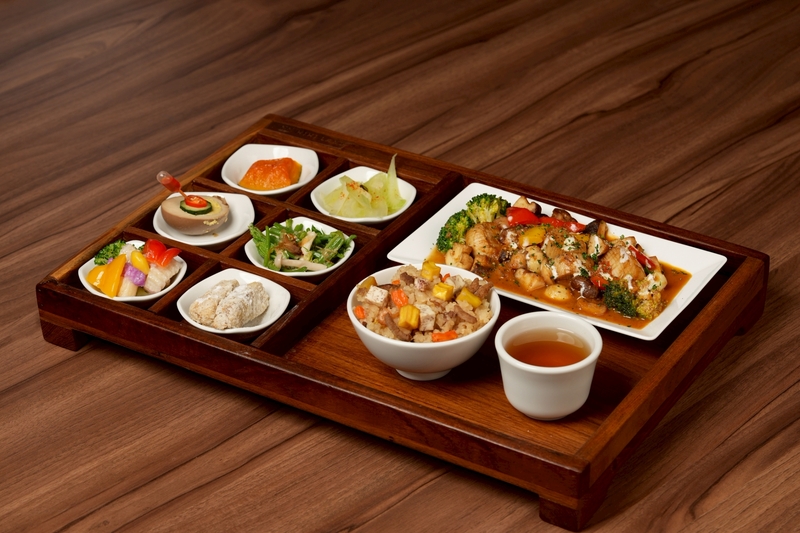 經典客家小炒,炒香魷魚、豬肉、豆干與蒜苗,鹹香下飯,是客茶樓必點的傳統客家風味熱炒