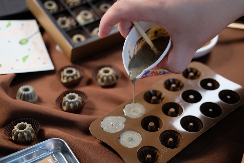 茶皂DIY體驗，學員將含茶粉的皂液倒入模具中，體驗客家茶文化結合生活清潔的手作過程
