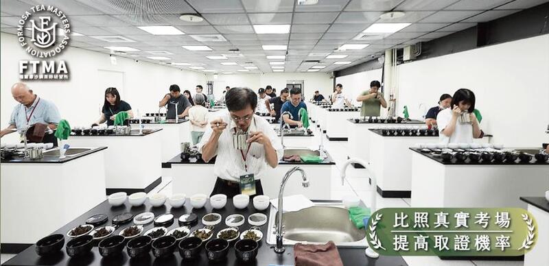 茶葉感官品評初級班於原場地進行模擬考試,學員依正式評鑑流程進行品評操作,熟悉考照情境。