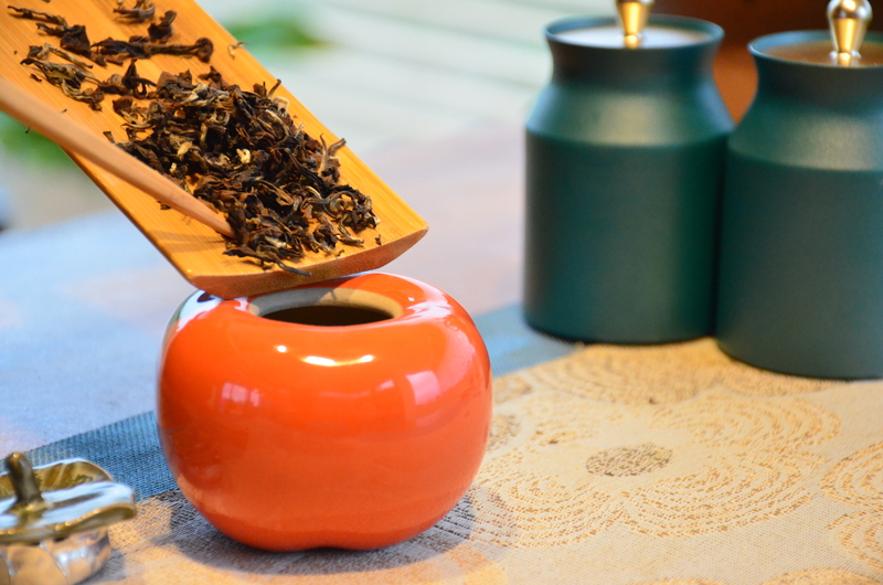 藏茶體驗活動，學員將茶葉放入茶罐中，象徵把茶與心願一同收藏