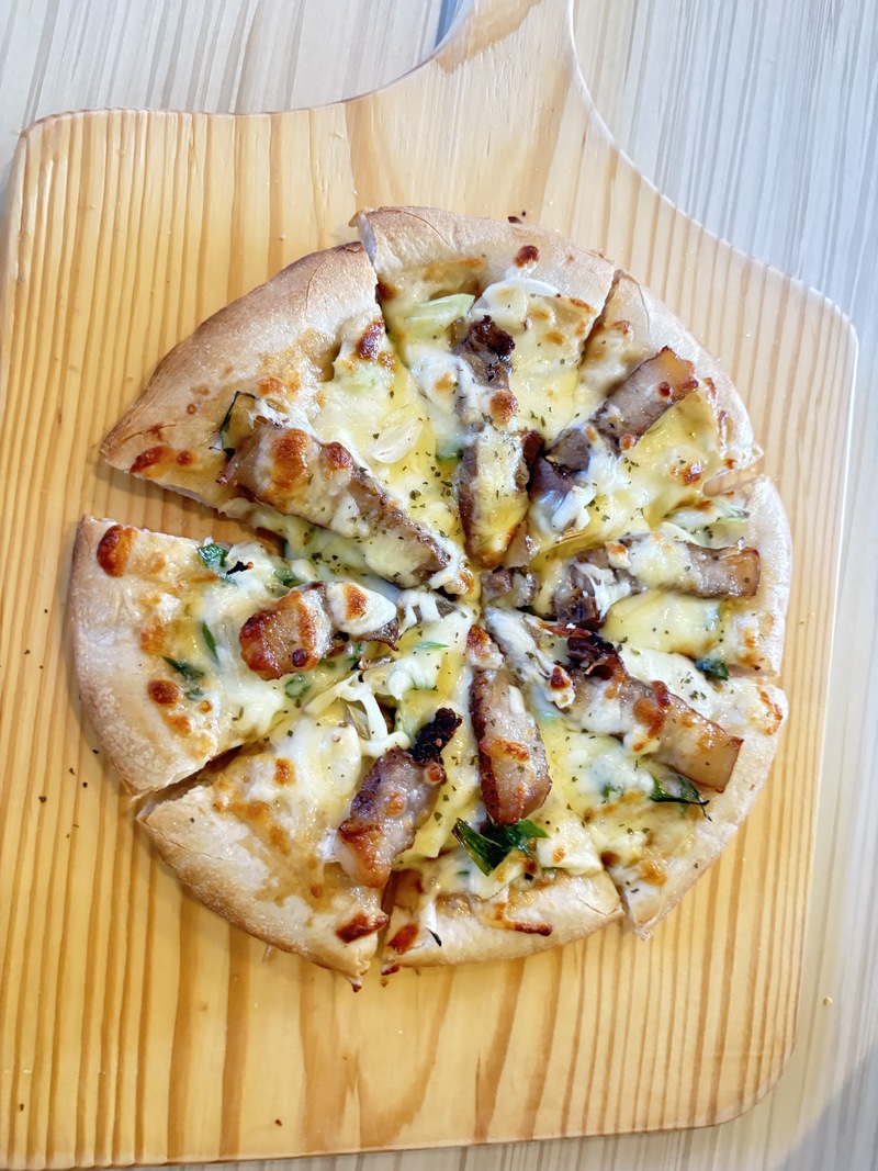 臺灣客家茶文化館最新的鹹豬肉披薩，搭配傳統客家風味融合西式烘焙，打造驚人的味道!自己動手做Pizza適合一般家庭、企業、親子等團體體驗。