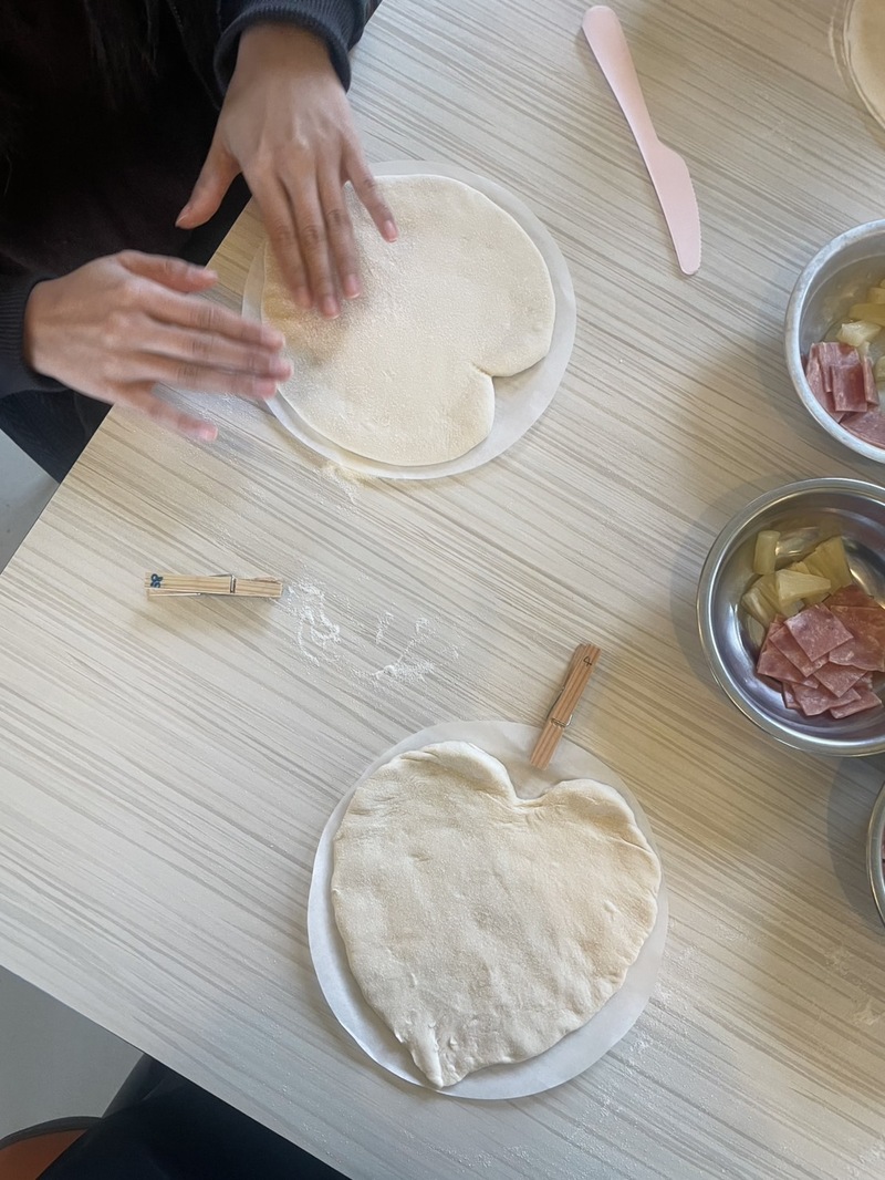 臺灣客家茶文化館披薩DIY第一步驟正在攤平披薩的階段，可以製作愛心形狀的披薩，趣味又有趣。