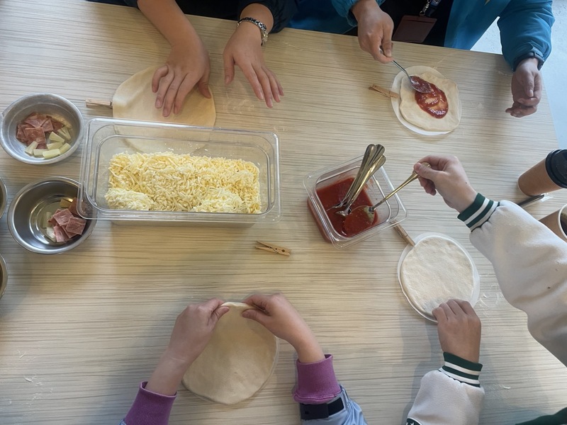 台灣客家茶文化館的披薩DIY活動，適合企業團體以及學校教育等機構報名，團隊合作的精神與信念，完成披薩DIY活動，並且享用好吃的披薩! 