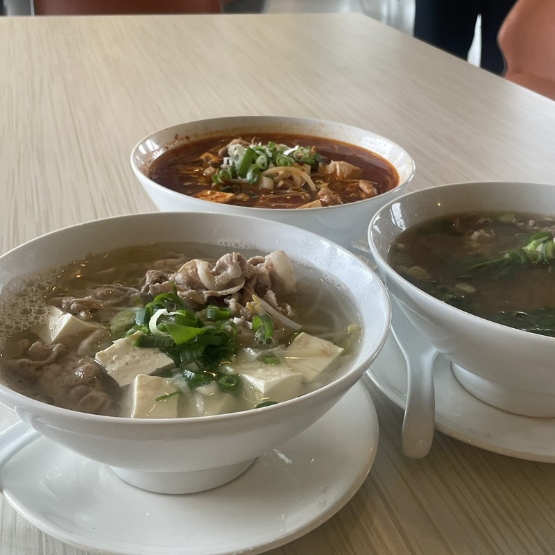 瓦立特披薩茶香牛肉麵與紅燒牛肉麵實拍照片，展現客家茶入菜風味與豐富湯頭變化，拍攝於臺灣客家茶文化館內。