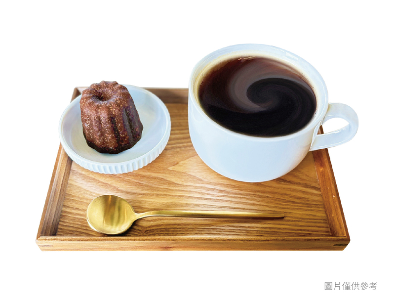 瓦立特咖啡甜點組，含馬克杯美式咖啡與可麗露，搭配金色湯匙與木托盤呈現質感氛圍