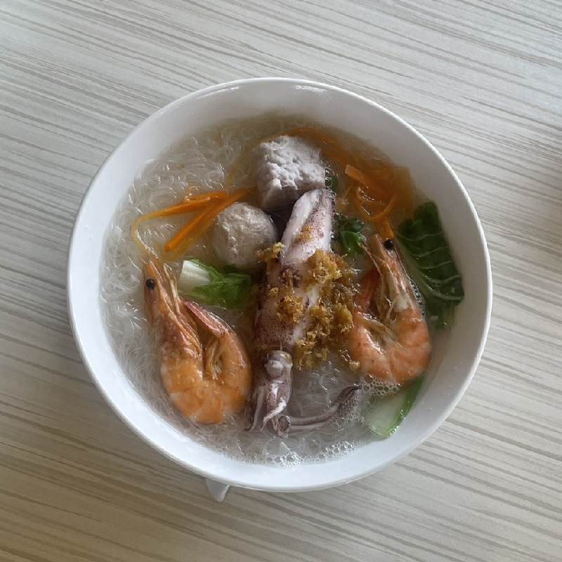 瓦立特披薩海鮮小卷米粉，搭配蝦仁、花枝、魚丸與爽口米粉，為客家茶文化館內的人氣特色料理，呈現豐富的海味與在地風味結合。