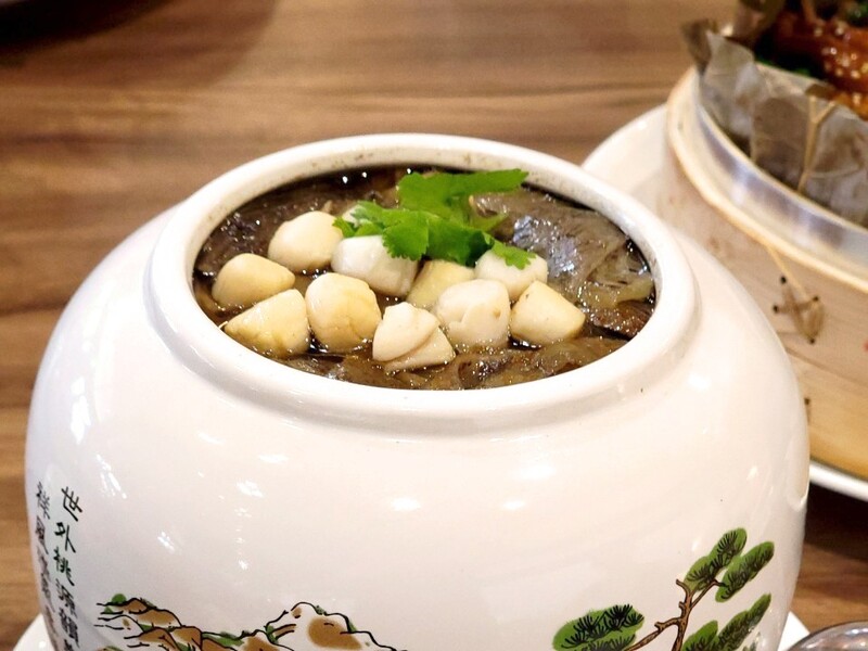 客茶樓 2026 金馬迎新開運年菜｜佛跳牆湯品，以傳統白瓷甕盛裝，加入干貝、筍絲與多種食材的濃郁年節料理。