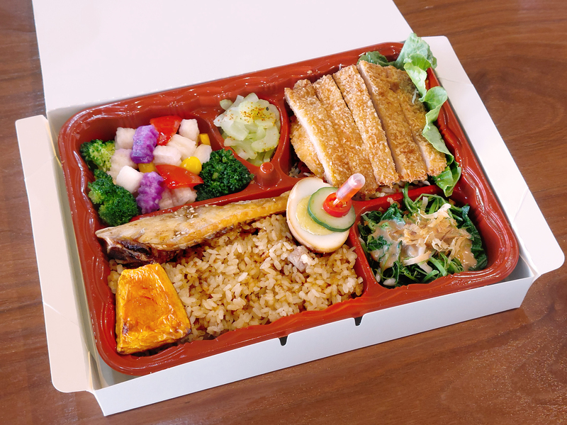 客茶樓日式炸豬排餐盒，酥脆豬排搭配炒飯、烤魚、時蔬與風味小菜的豐富便當組合。