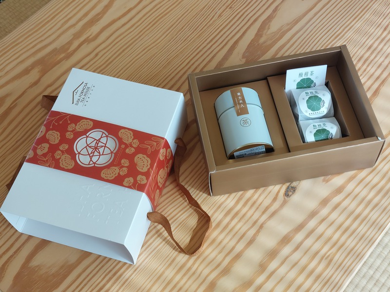 台灣客家茶文化館精緻東方美人茶禮盒實拍，優雅微酸，送禮首選龍潭茶葉。