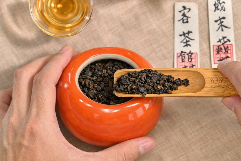 日式心願封茶體驗,將茶葉裝入茶罐並進行封存儀式,象徵新年心願與祝福
