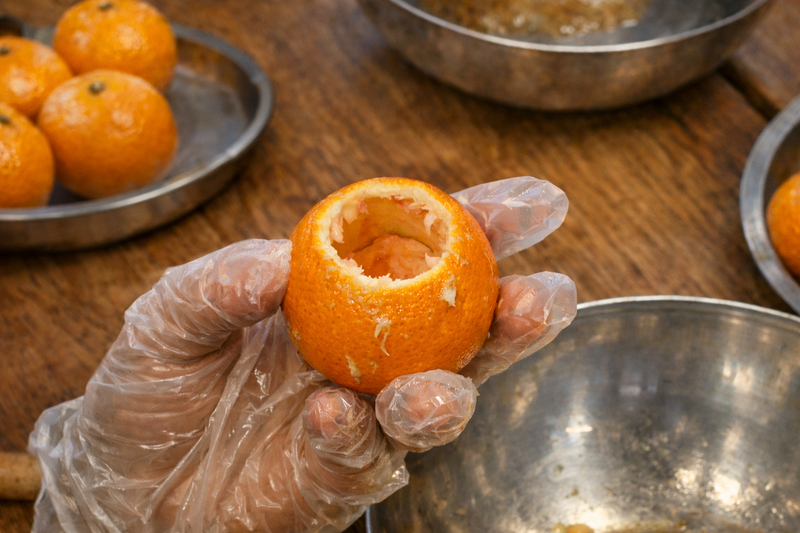 客家酸柑茶 DIY 製作步驟，將整顆酸柑挖空果肉，作為後續填入茶葉的藏茶準備