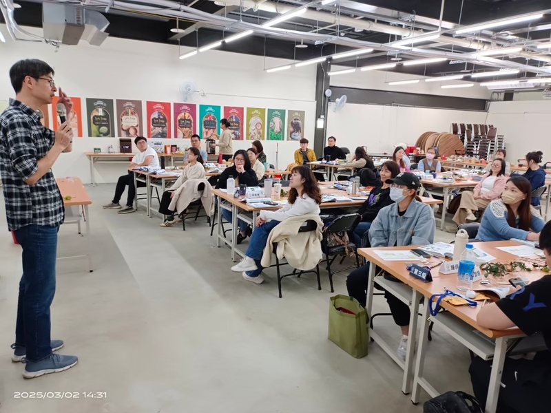 感官品評中級班講師於課堂中授課，學員專注聆聽評茶理論與感官訓練要點，課室互動熱烈，呈現專業與實務並重的學習氛圍。