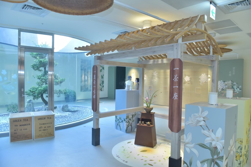「臺灣客家茶文化館特展《花與茶圓舞曲》中東方花茶展區，以木作亭子搭配『一茶一座』字樣與清新花卉布景，呈現茶藝與自然之美的結合」