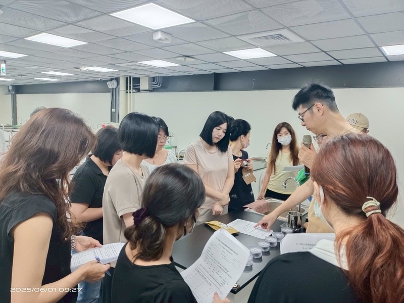 2025年臺灣客家茶文化館丙級製茶課程講師進行茶葉評鑑與製程講解，學員專注聽講與筆記，展現專業茶藝教學氛圍。