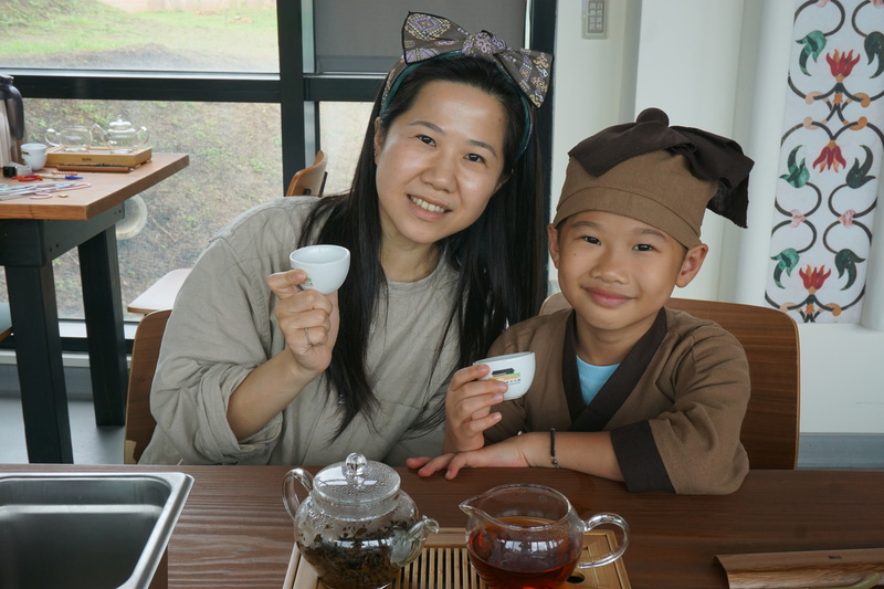 母子參加桃園臺灣客家茶文化館的小茶師體驗活動，穿上古風服飾學習泡茶與品茶文化