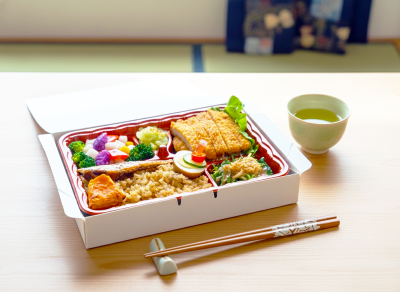 臺灣客家茶文化館根據2026年一月與2月日本季主題,推出六國割稻飯餐盒,搭配客家割稻飯以及日式豬排與風味小菜,是日本季不可錯過的好滋味。