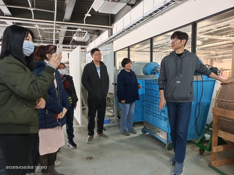 臺灣客家茶文化館講師帶領學員參觀製茶設備與工房，講解揉捻與乾燥等茶葉製程機具，推廣臺灣茶文化教育。