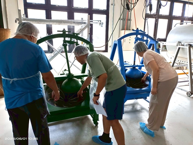 2025年臺灣客家茶文化館丙級製茶課程學員實作揉捻工序，於製茶工房中親手操作機具體驗臺灣茶葉製作過程。